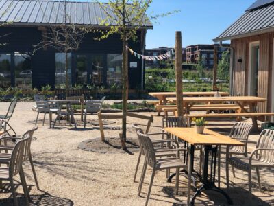 theehuis terras vathorst land in zicht Het terras van Theehuis Land in Zicht, met uitzicht op het groene tuinpark, perfect voor een koffie of borrel na een wandeling.
