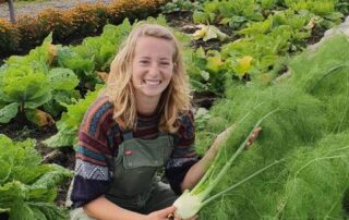 Tuinder Nienke op het erf van Tuinpark Laakzijde, waar de Tuinderij van Land in Zicht zit in Amersfoort Vathorst.