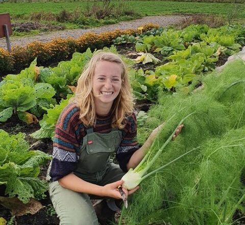 Tuinder Nienke op het erf van Tuinpark Laakzijde, waar de Tuinderij van Land in Zicht zit in Amersfoort Vathorst.