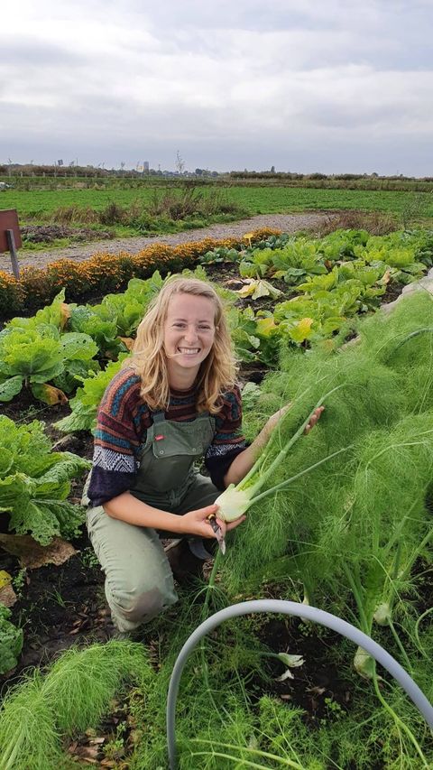 Tuinder Nienke op het erf van Tuinpark Laakzijde, waar de Tuinderij van Land in Zicht zit in Amersfoort Vathorst.