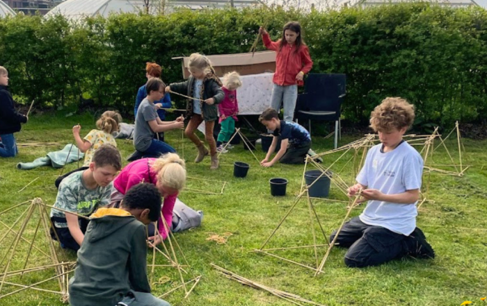 Lentefeest activiteit bamboestieken in het voedselbos.