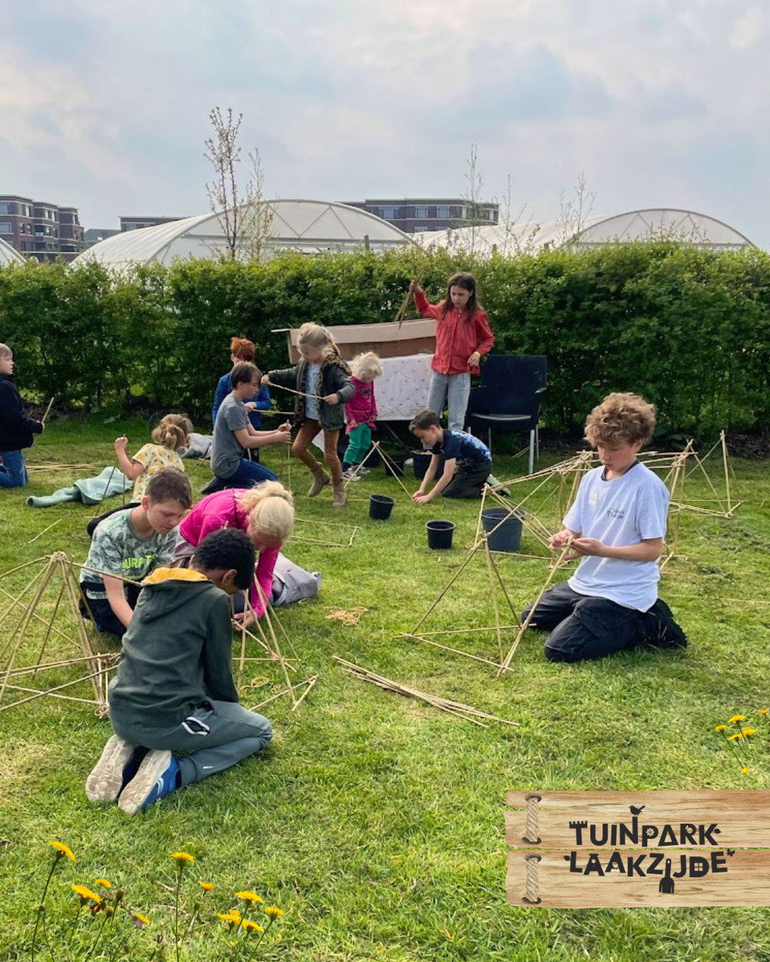 Lentefeest activiteit bamboestieken in het voedselbos.